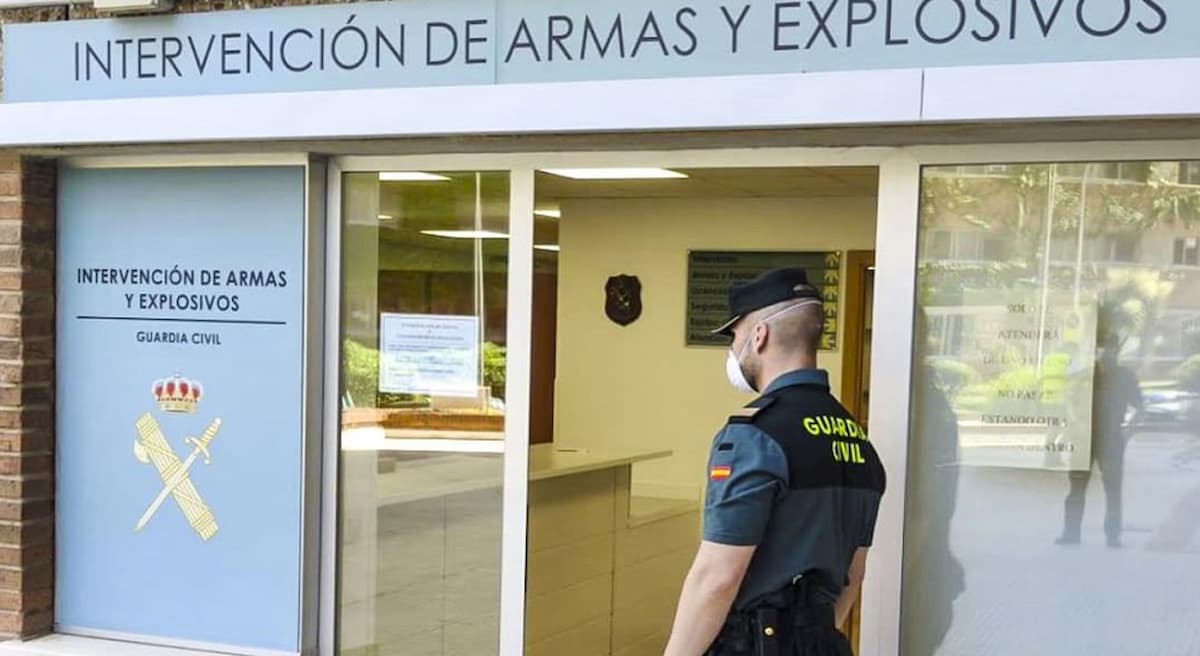 Entrega dos granadas a la Guardia Civil en Madrid