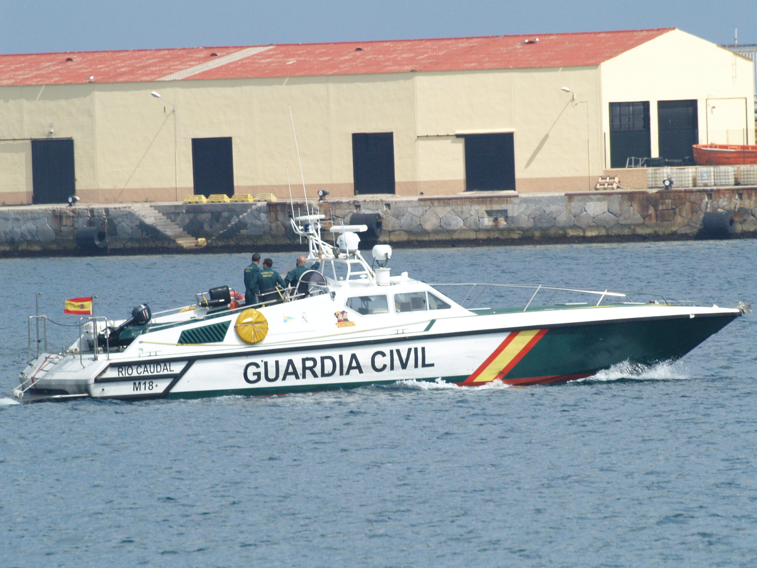 Rescatan en aguas de la bahía norte el cadáver de un migrante que intentó entrar en Ceuta en parapente