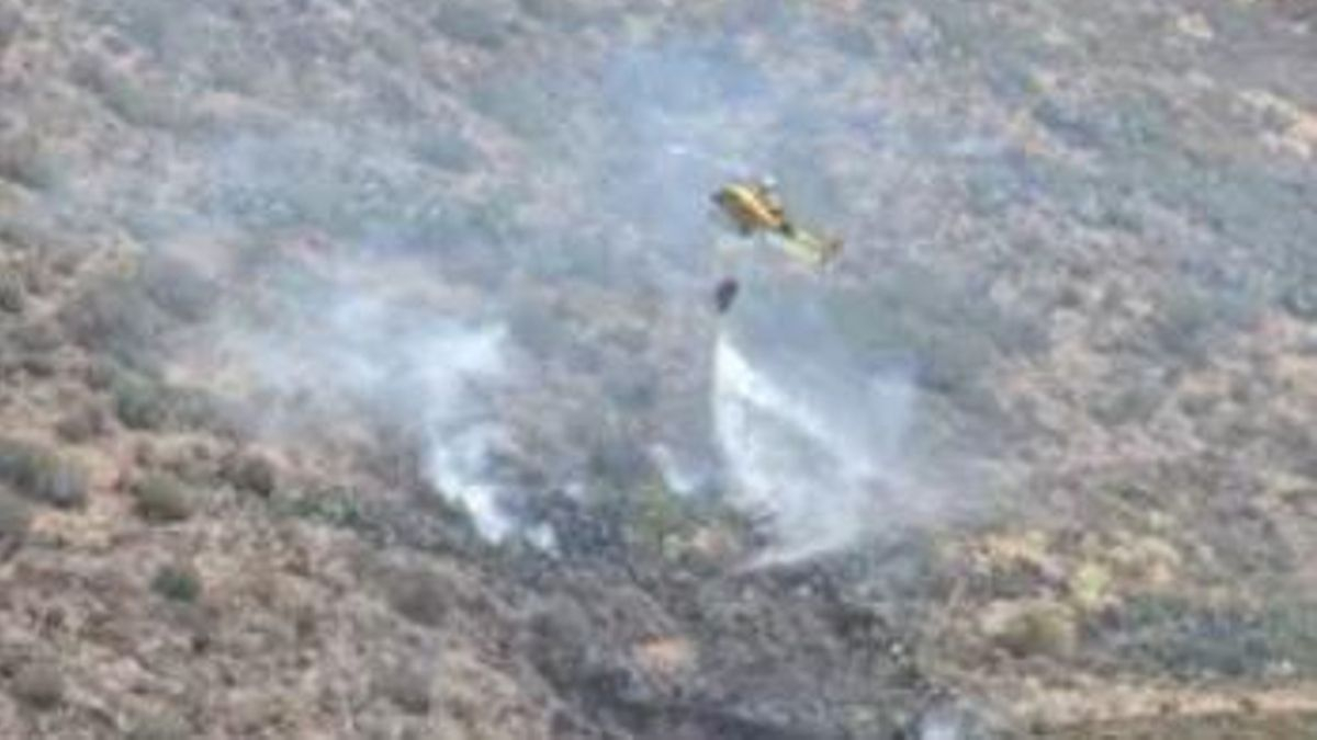Helicóptero interviene en el conato de incendio declarado este viernes en Valle Tabares, en La Laguna (Tenerife) junto a una gasolinera.