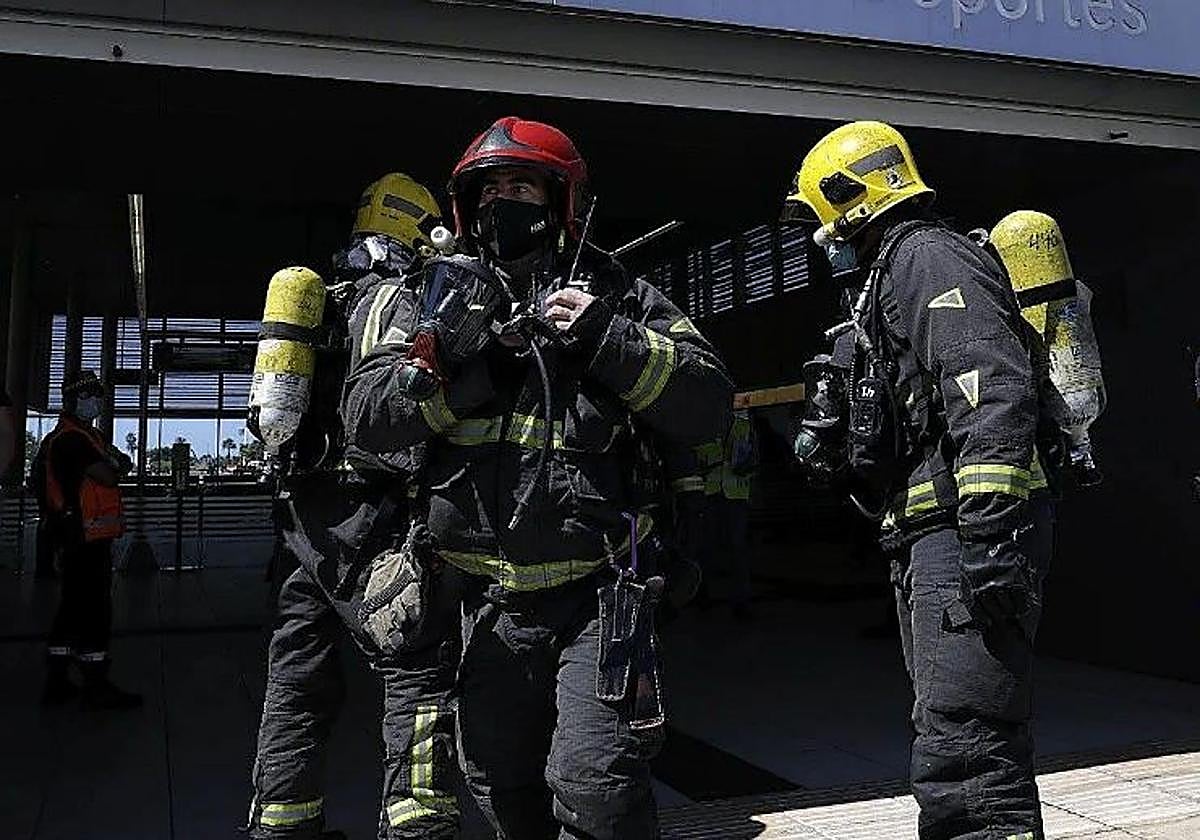 Herido leve en un accidente de tráfico con dos vehículos en Málaga: Bomberos rescatan a una persona atrapada