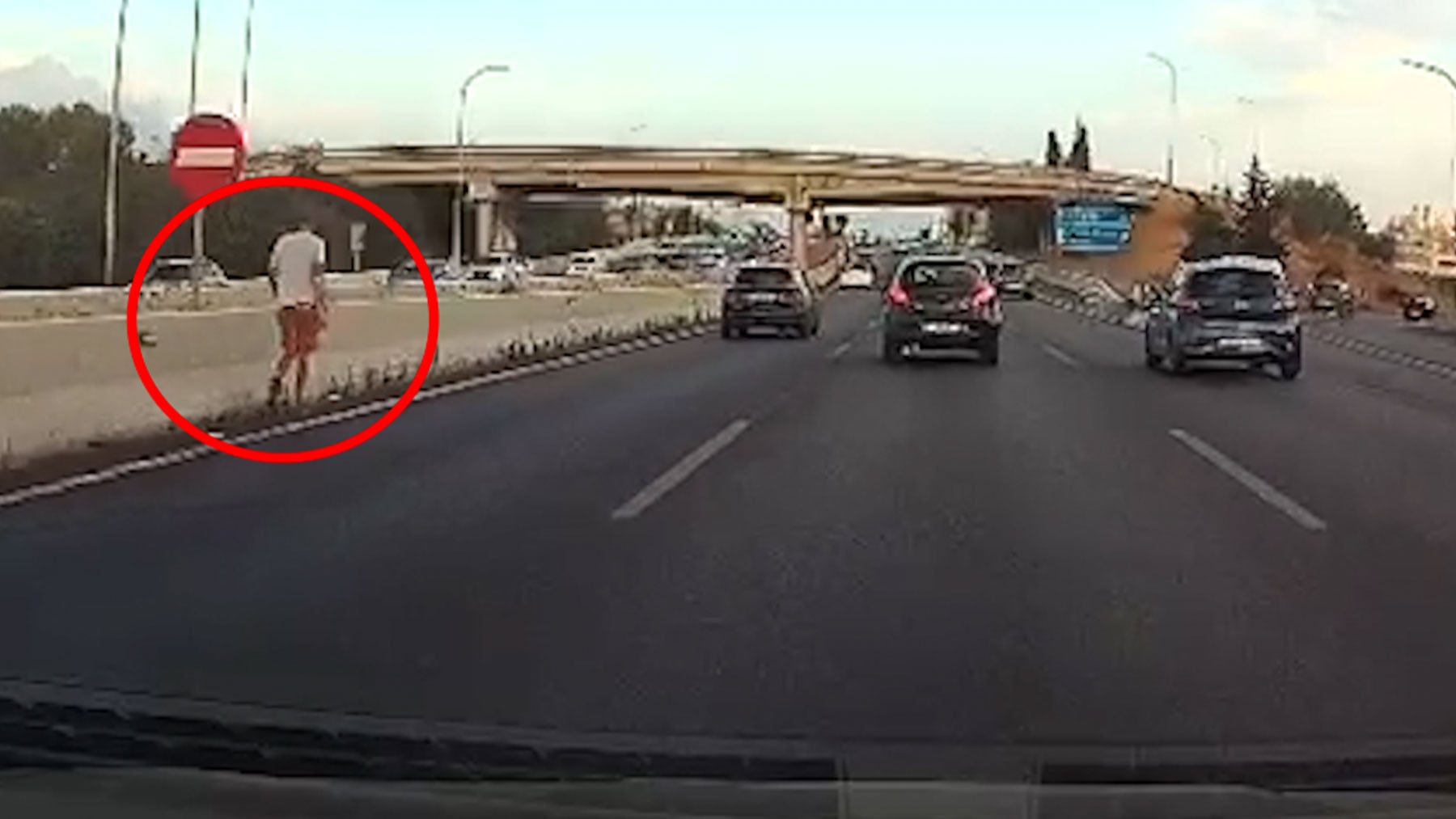 Hombre camina por la vía de cintura de Palma en sentido aeropuerto, generando peligro y preocupación entre conductores.