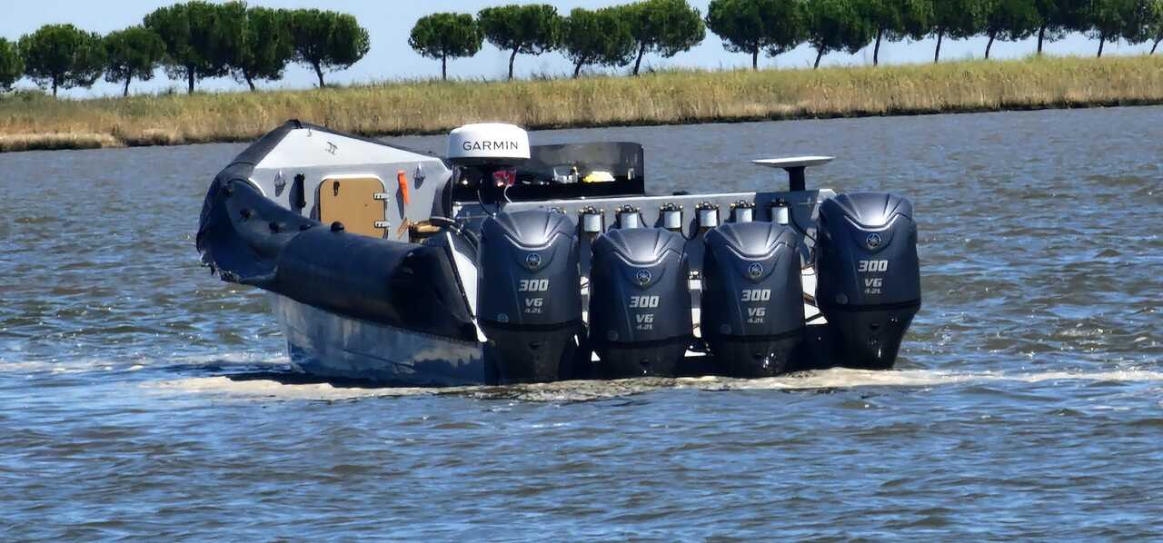Encuentran varada una potente narcolancha cuatrimotora varada