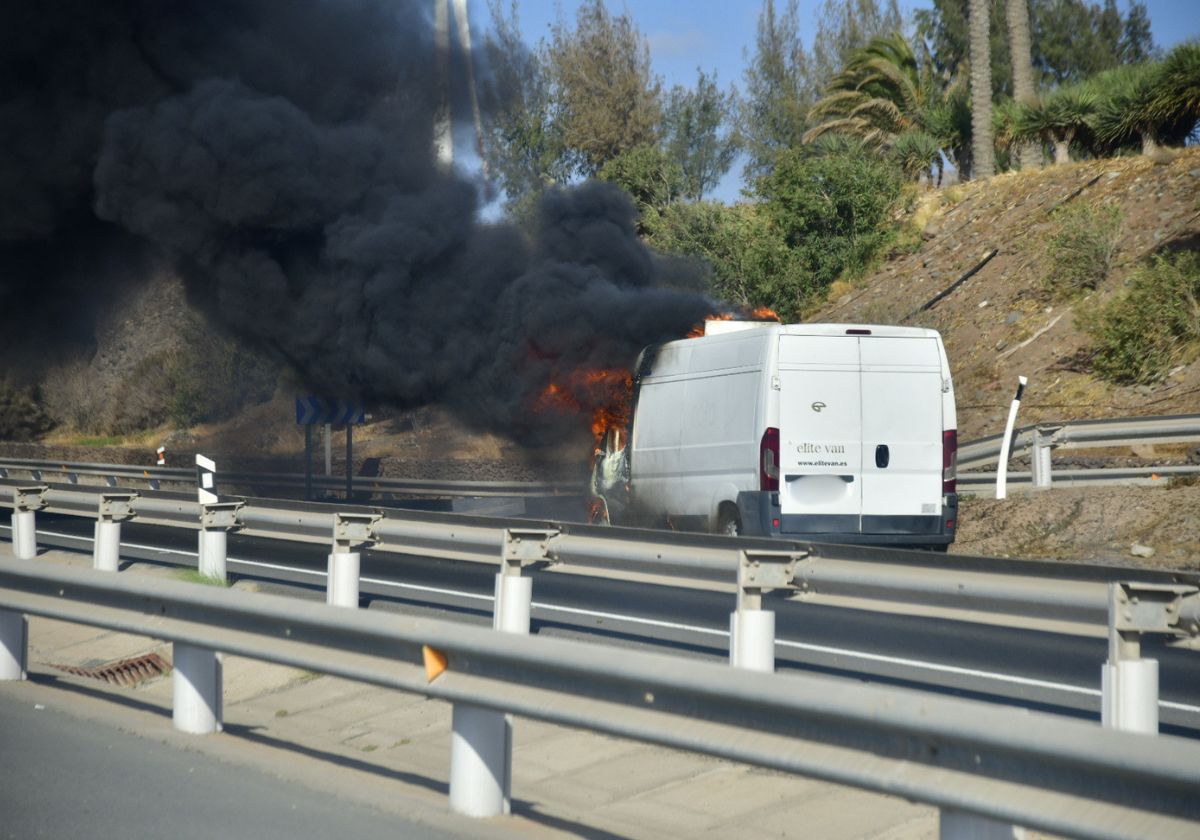 Una furgoneta arde en la GC-1 a la altura del barranco de Tirajana