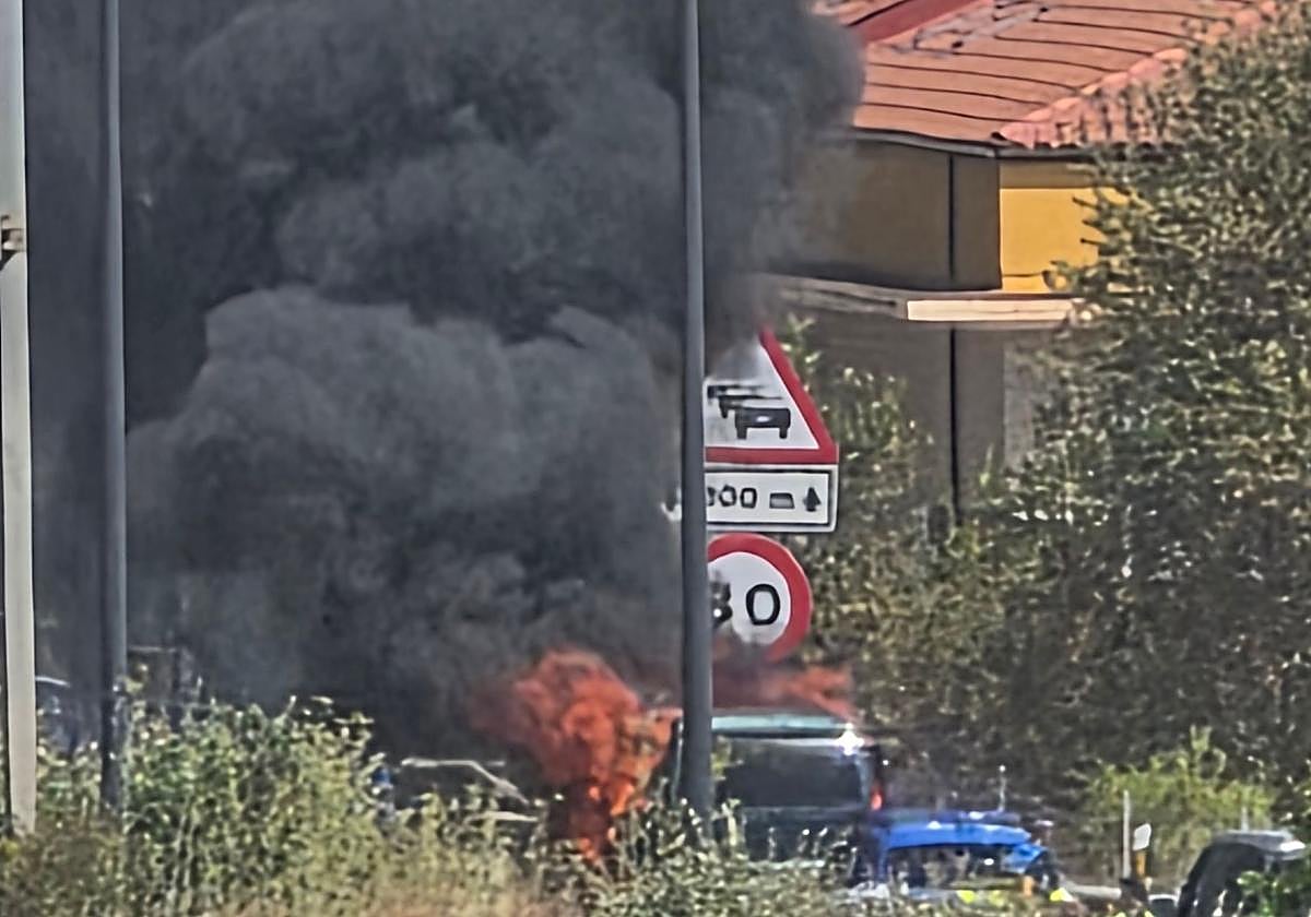 Incendio de furgoneta en la entrada a Burgos moviliza a Policía Local y Bomberos