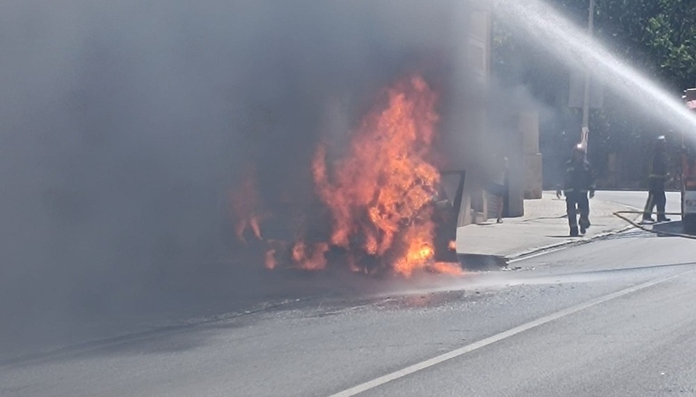 Arde un coche en la calle San Gabriel