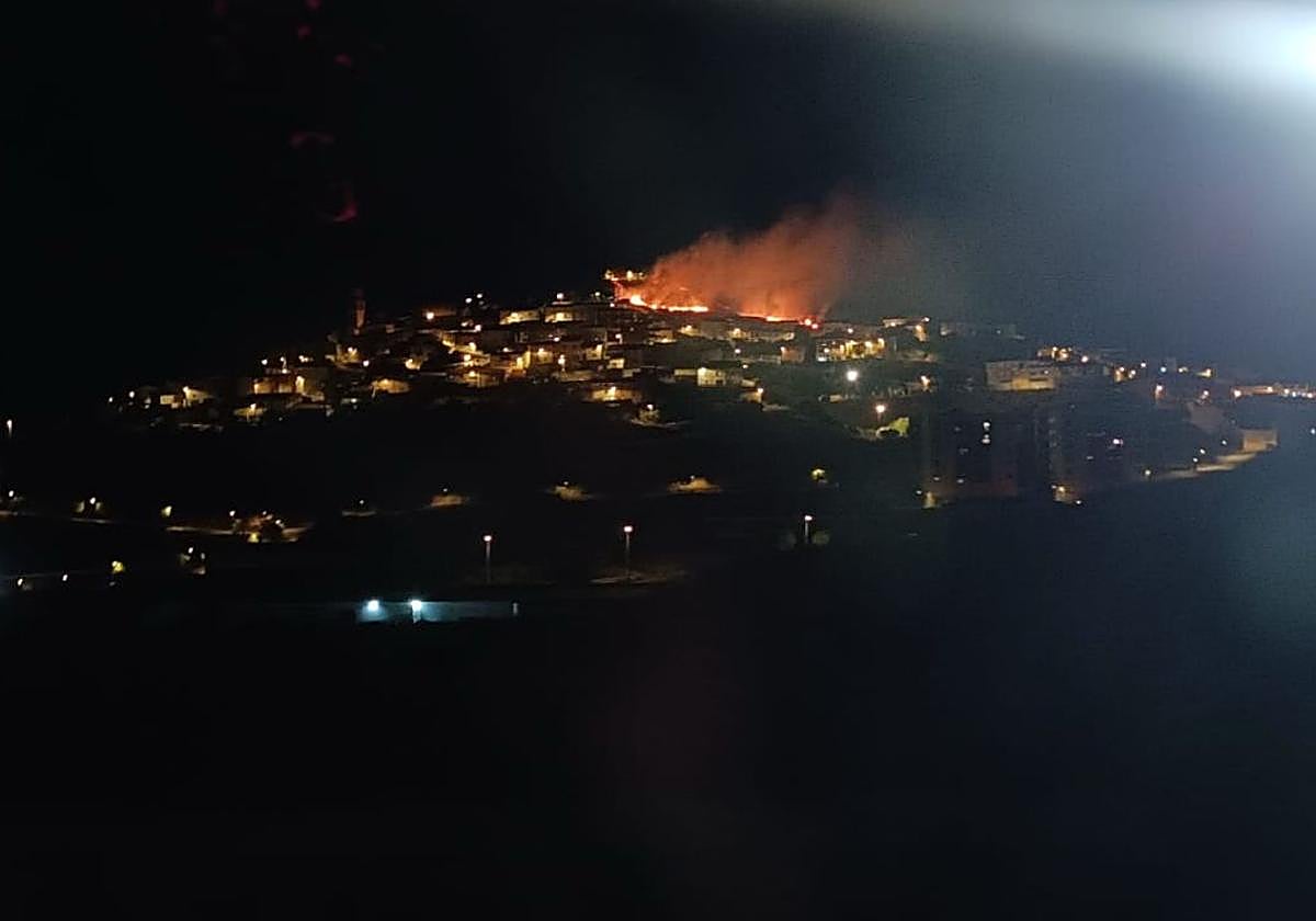 Un incendio en la zona del castillo afecta al casco urbano de Ausejo