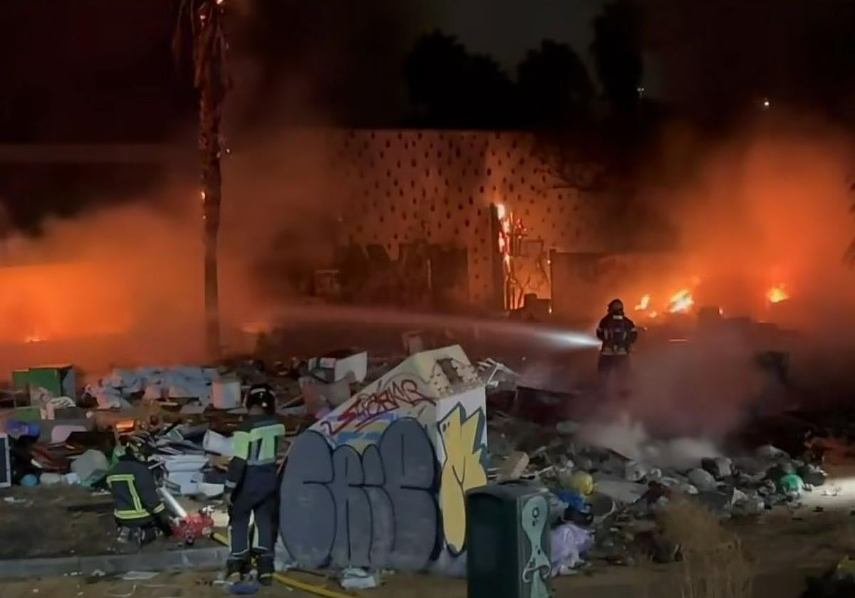 Incendio en Corralejo: Servicios de emergencia intervienen en la zona de Bakú
