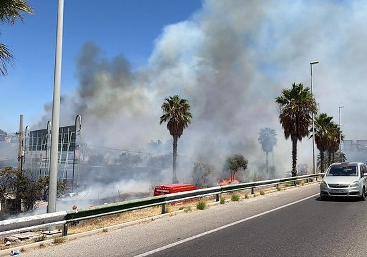 Reabren al tráfico el carril cortado en la A-7 por un incendio en Estepona