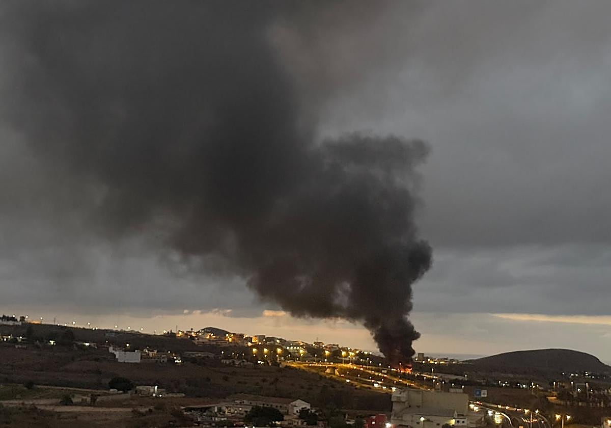 Los bomberos trabajan para sofocar las llamas de un incendio en Tenoya