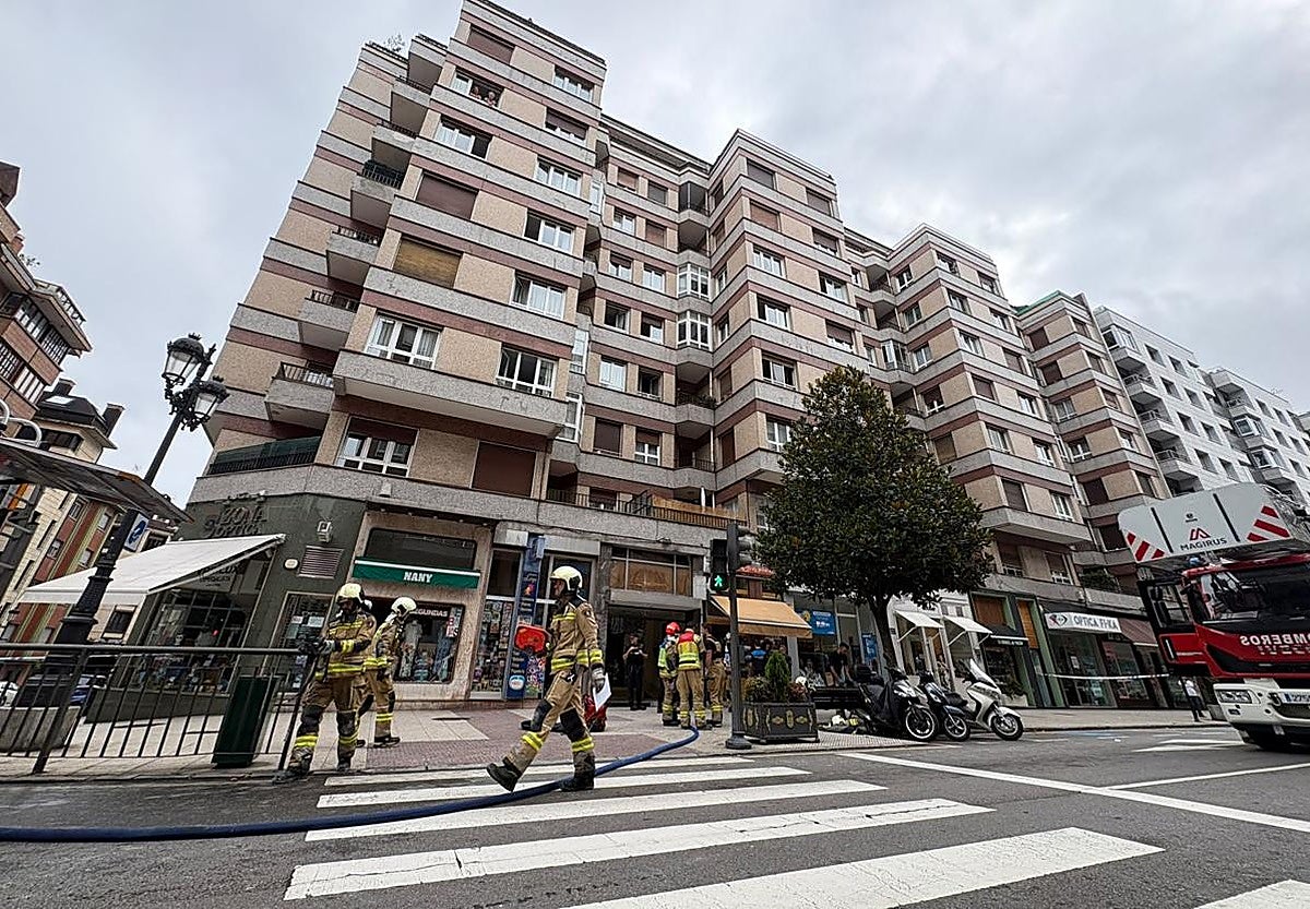 Incendio en Oviedo desafía a los bomberos en una complicada intervención