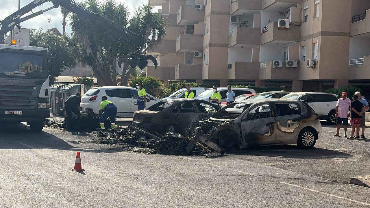 Un incendio en Playa Honda quema dos coches y varios contenedores