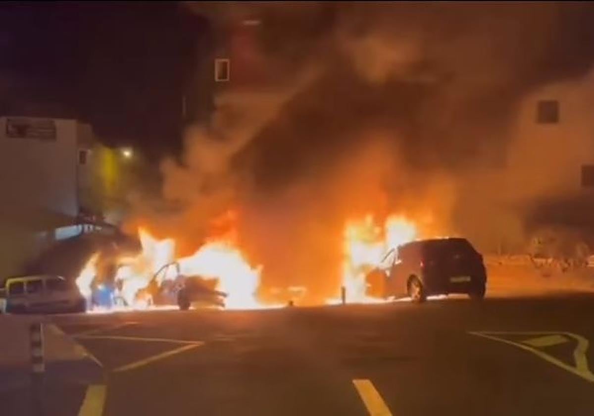Siete coches arden durante la noche en un aparcamiento de Las Palmas de Gran Canaria