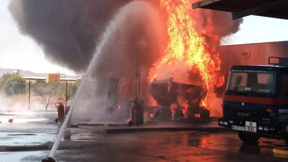 Controlado el incendio de un camión cisterna en una gasolinera de Fuente Álamo
