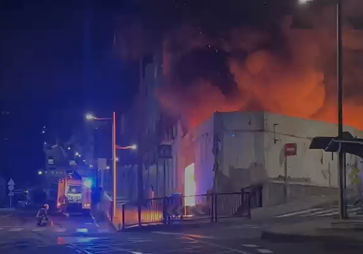 Incendio en carretera del Lomo en Arucas activa dispositivo de emergencia