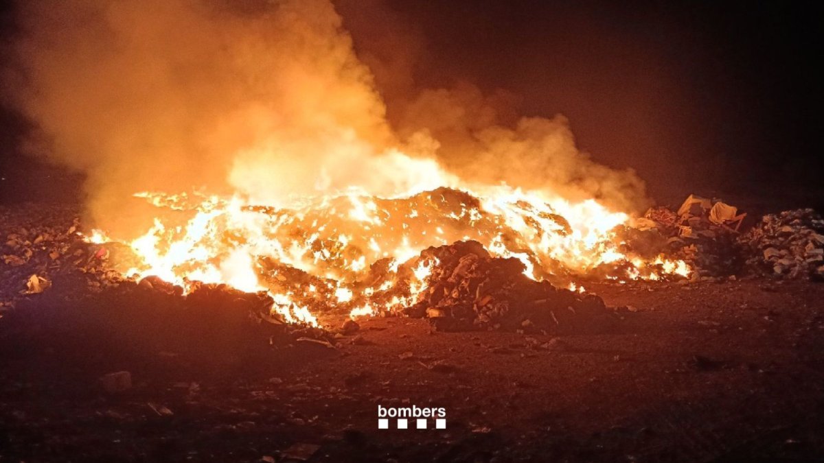 Los Bombers trabajan en un incendio en un centro de reciclaje de Balaguer