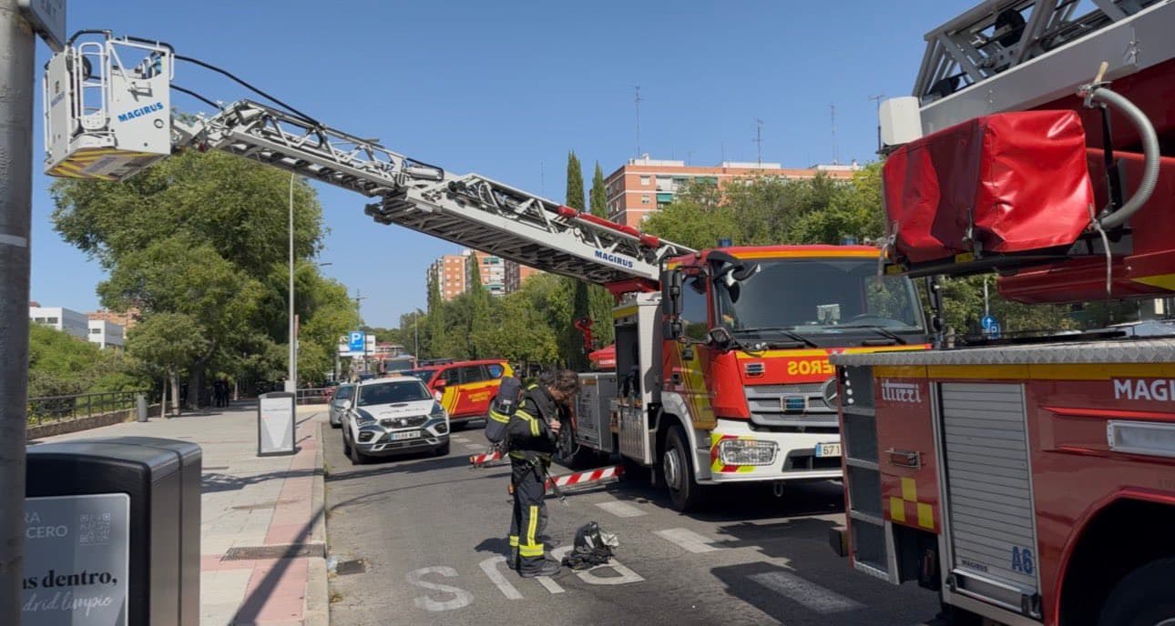 Incendio en contenedores provoca el desalojo preventivo del centro comercial La Vaguada en Madrid