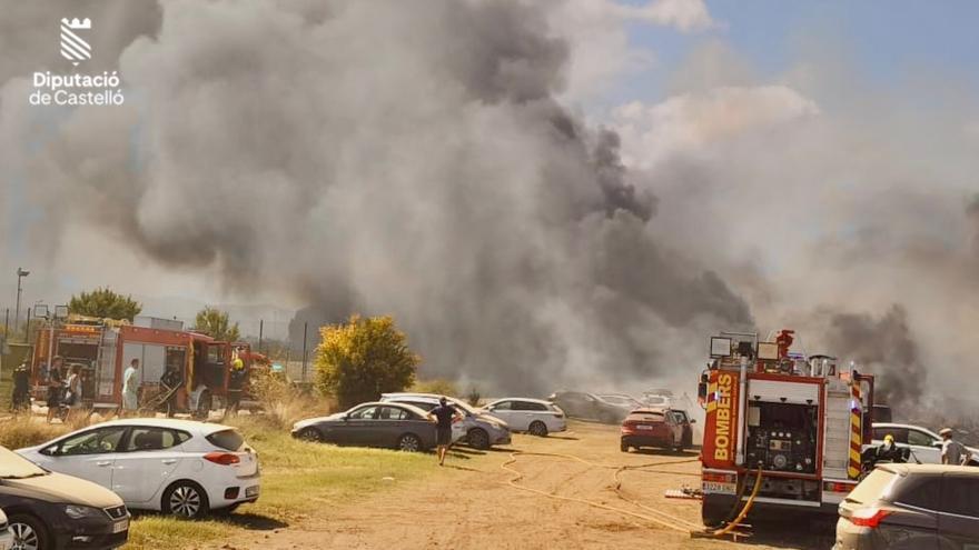 Un incendio cerca de un punto de observación del eclipse en Peñíscola afecta a más de 30 vehículos
