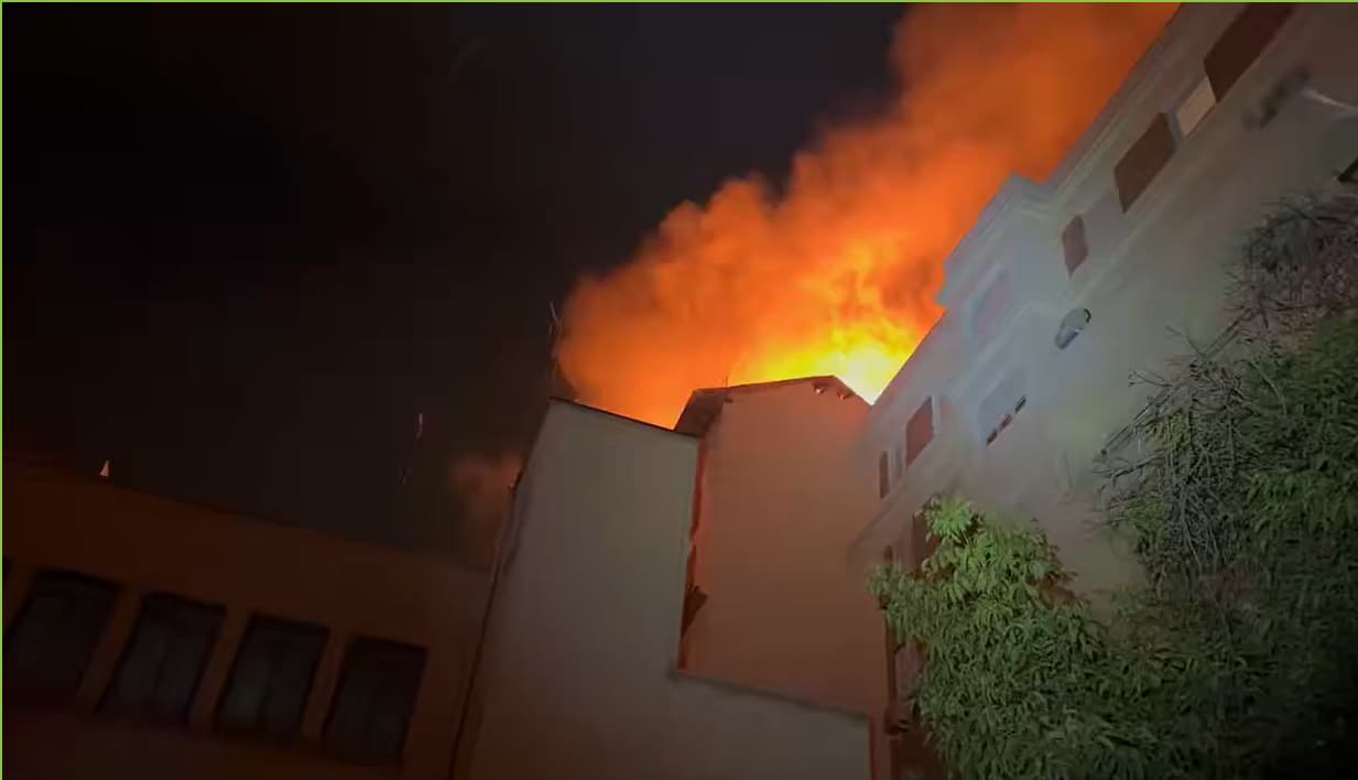 Incendio en edificio residencial de Chamberí obliga al desalojo de vecinos y edificio colindante