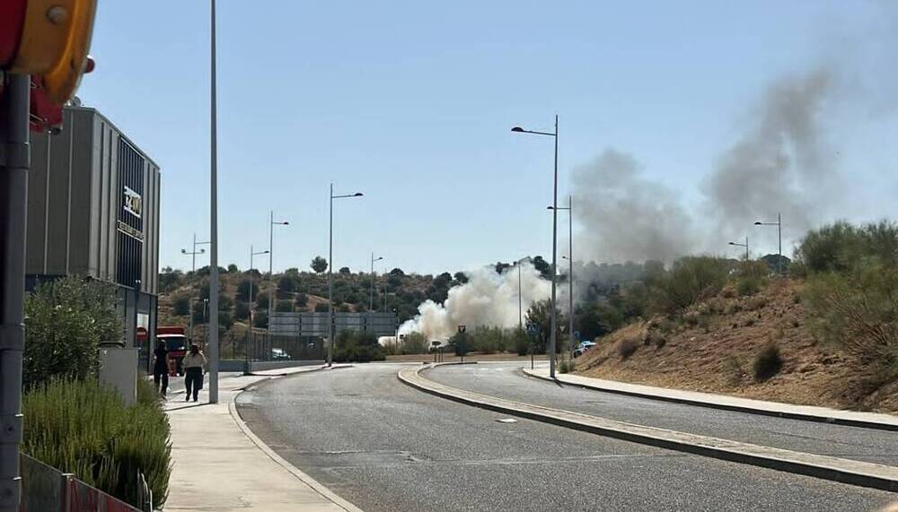 Arde un vehículo en el acceso a Fusión