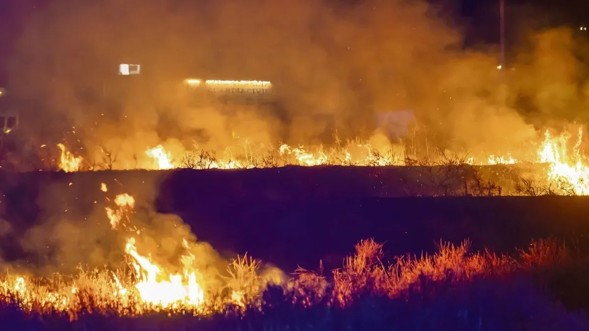 Extinguen un incendio en un solar en el Secà