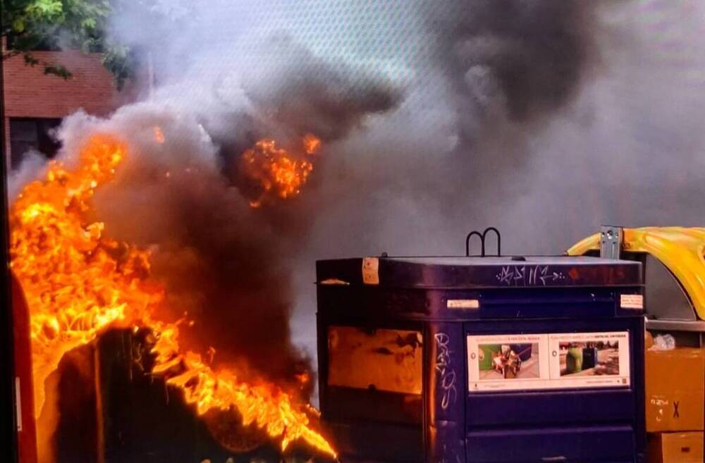 Arde un contenedor de vidrio en el paseo de Zorrilla
