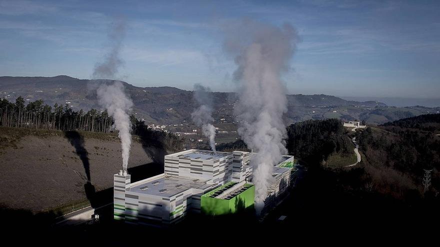 Un conato de incendio en la incineradora de Zubieta termina con 9 trabajadores atendidos