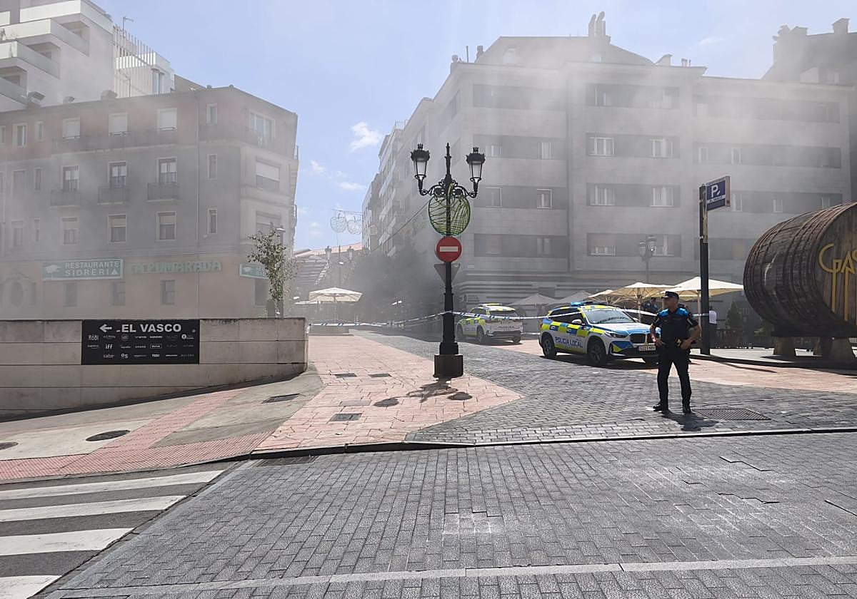 Alarma en Oviedo por un espectacular incendio en una sidrería de El Vasco