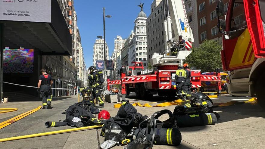 Un incendio en un restaurante obliga a cortar la Gran Vía de Madrid