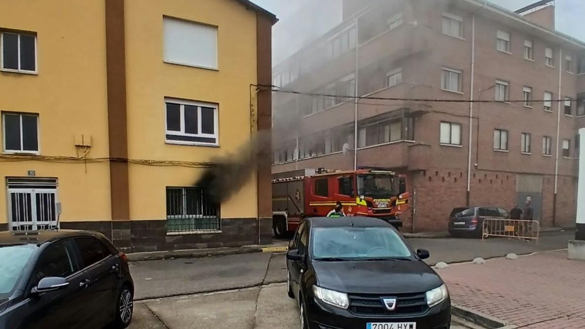 Los bomberos de la Diputación actuando en el incendio de un taller mecánico de Veguellina.
