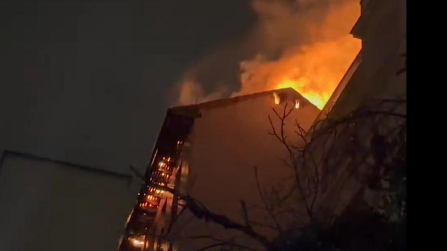 Un aparatoso incendio obliga a desalojar un edificio de Chamberí