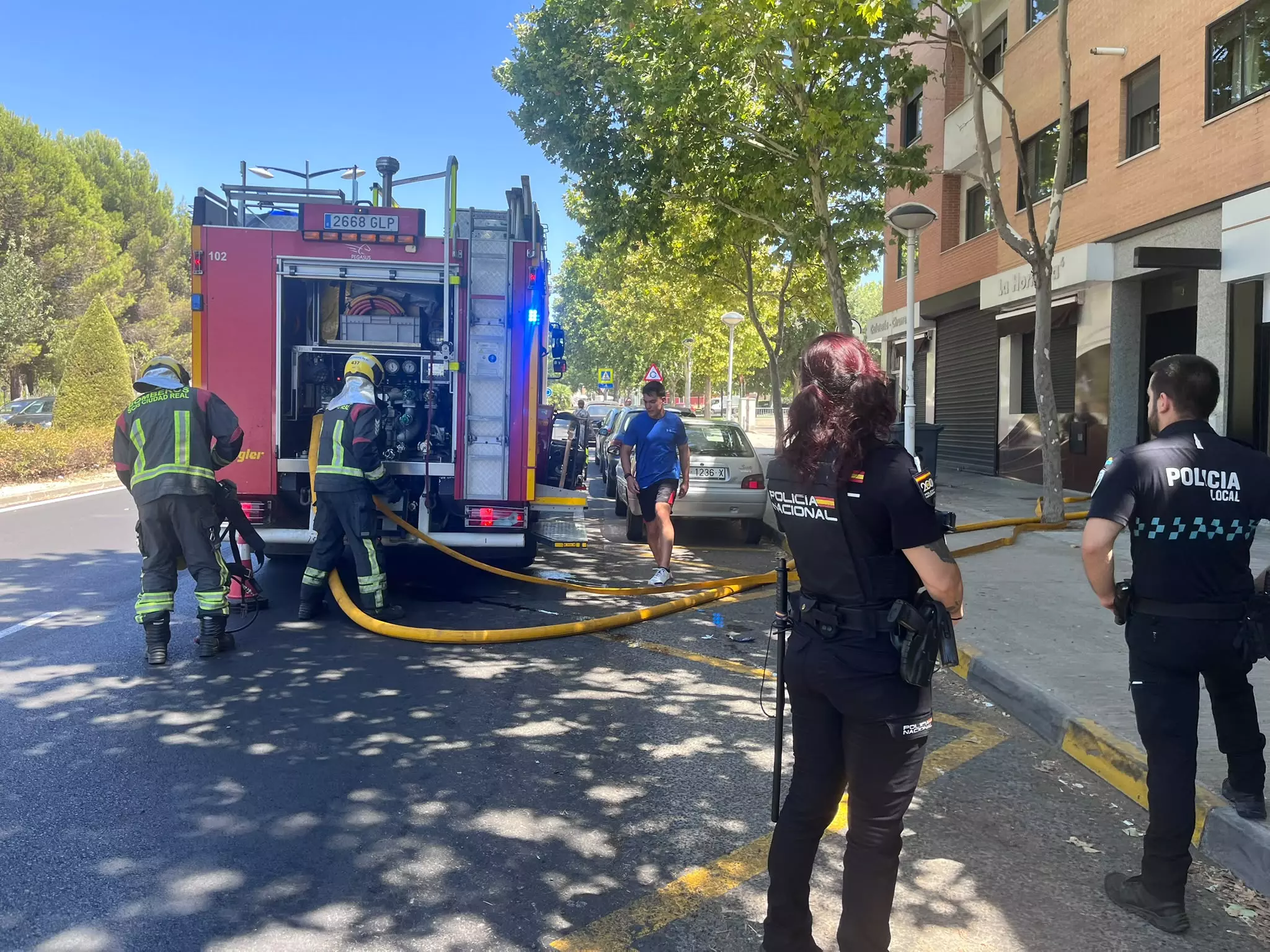 Los bomberos apagan un incendio en una vivienda de Avenida de Reyes Católicos