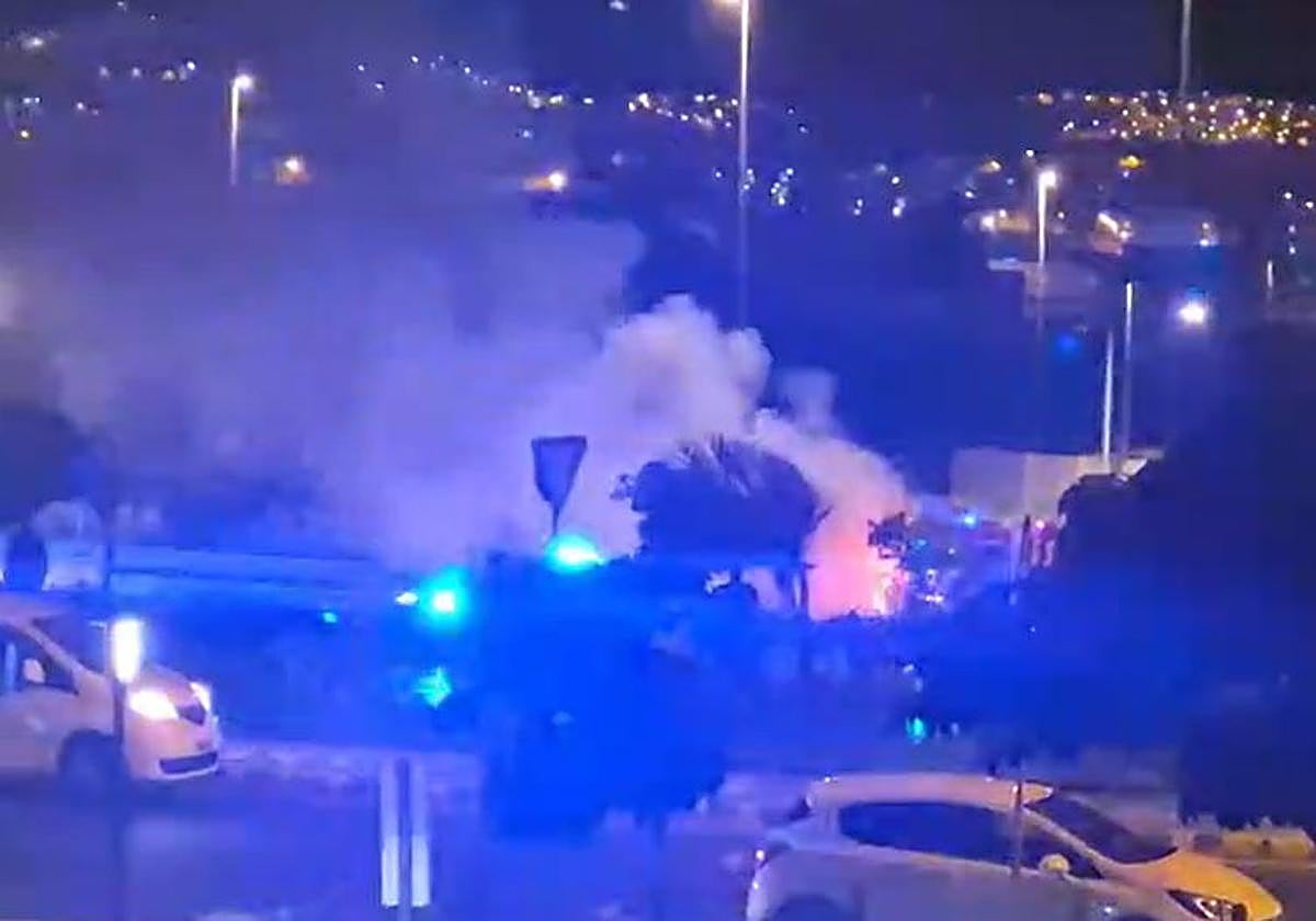 Aparatoso incendio junto a una gasolinera en Las Palmas de Gran Canaria