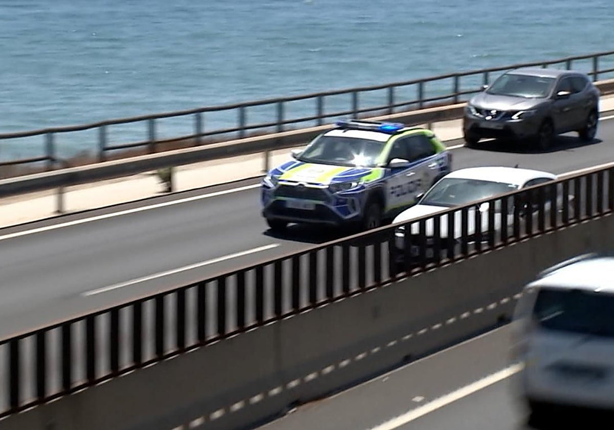Persecución de Mijas a Torremolinos tras un Audi robado a punta de pistola: hay dos agentes heridos