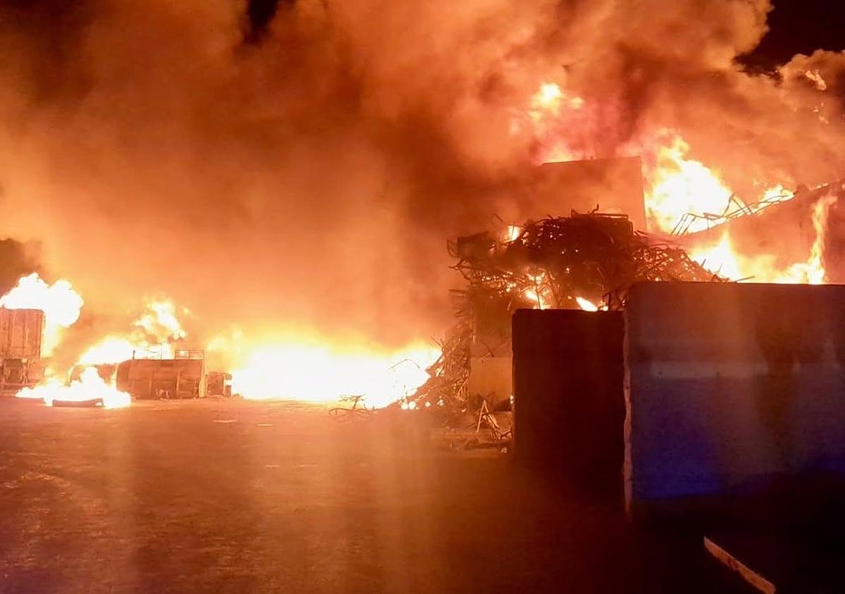 Un incendio calcina parte de un vertedero en Antequera durante seis horas