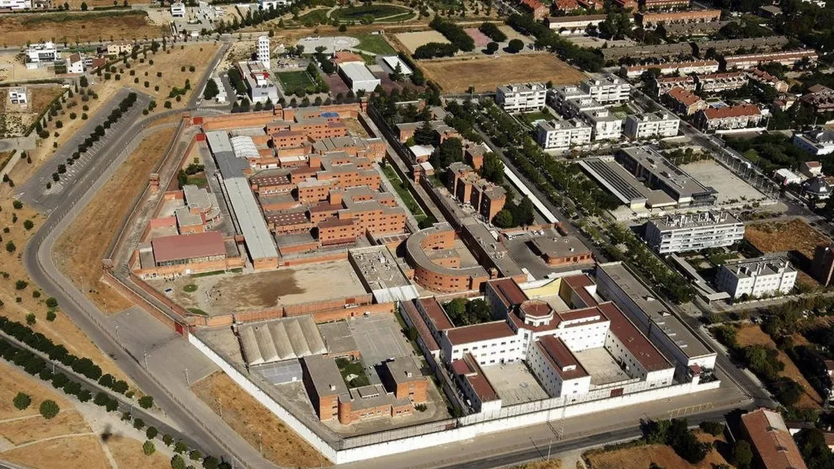 Un recluso se sube al tejado de la cárcel armado tras agredir a otro