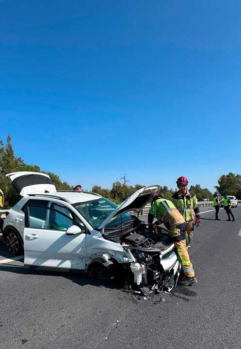 Fuerte accidente en Almonte: un herido tras chocar con su vehículo en la A-483
