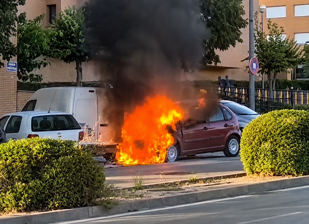 Aparatoso accidente de tráfico en la calle Isaac Albéniz