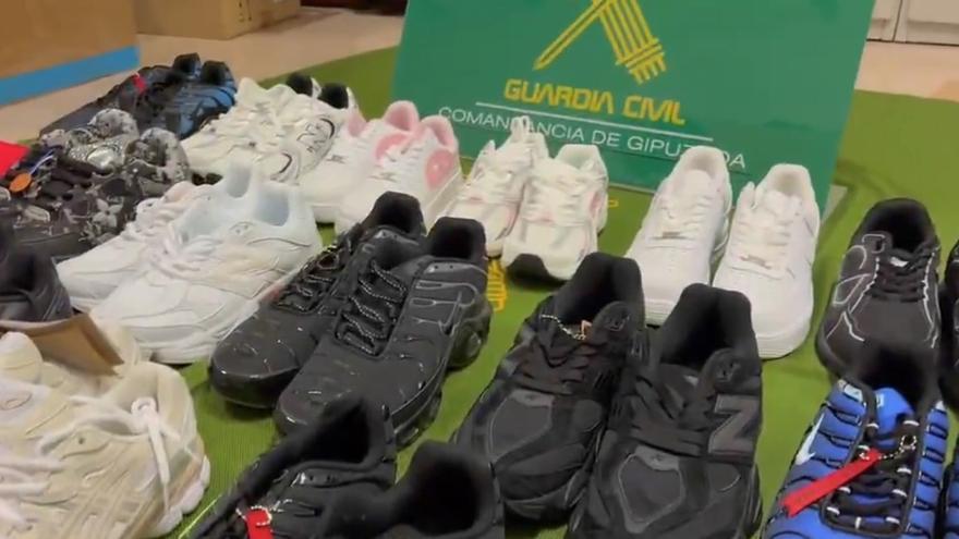 Intervenidas en Gipuzkoa 25 cajas con 50 camisetas y 328 pares de zapatillas de marcas falsificadas