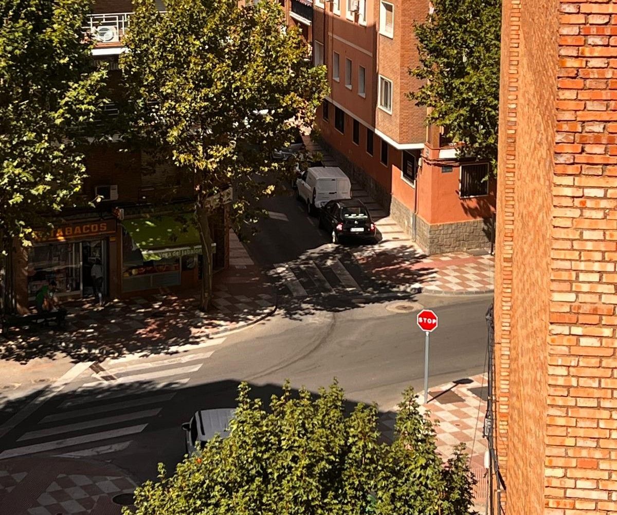 Puertollano: Estampan el coche contra un árbol de Gran Capitán, lo empujan hasta un callejón sin salida y abandonan el lugar