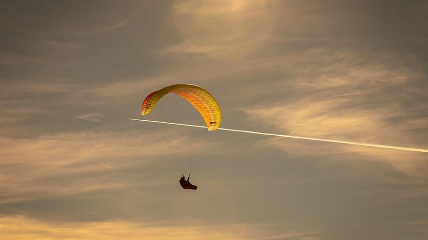 Fallece un migrante al intentar entrar en Ceuta en parapente