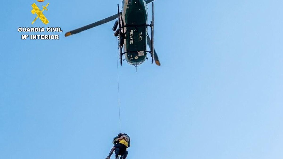 La Guardia Civil evacua en helicóptero a un montañero leonés herido en Picos de Europa.