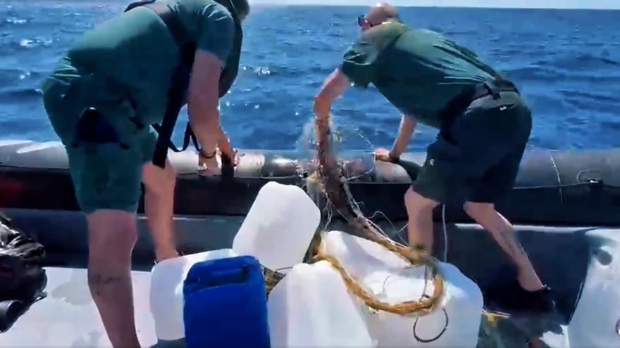 La Guardia Civil retira palangre ilegal con 30 anzuelos en aguas del Cantábrico, en Hondarribia.