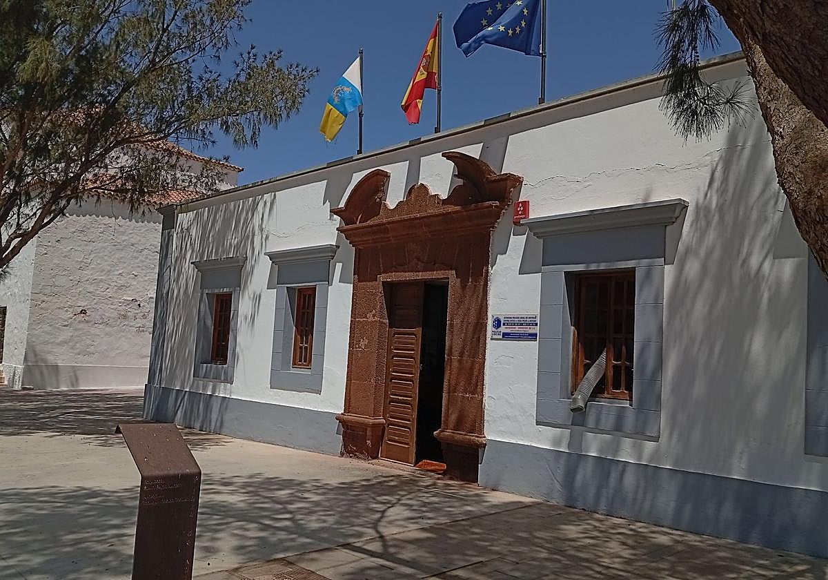 La Policía Local de Antigua salva la vida de un varón semiahogado en una piscina