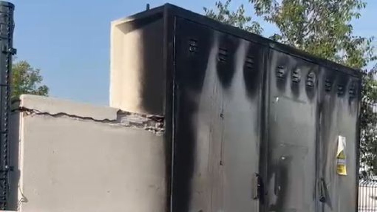 Arde un cuadro eléctrico en la calle Eugeni de Oros de Lleida tras pequeñas explosiones