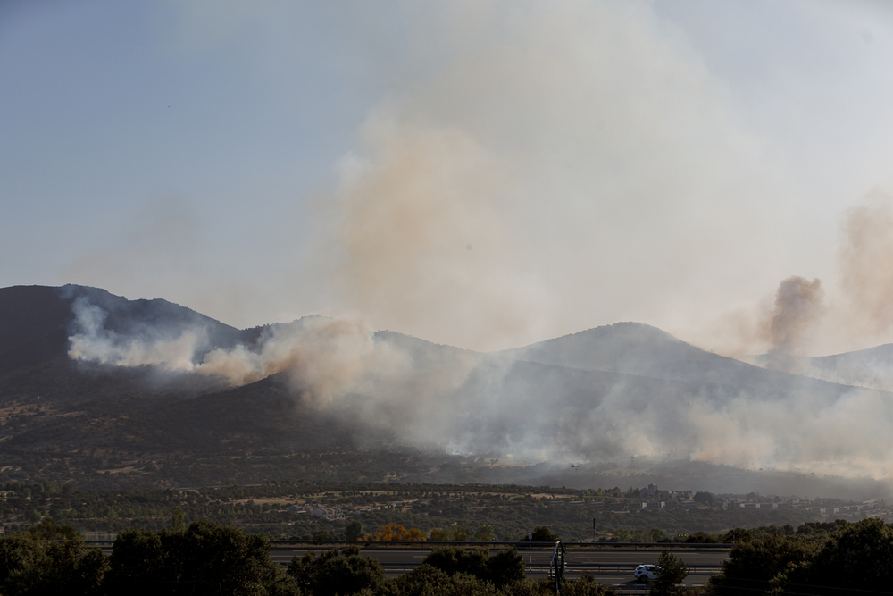 Los incendios de Navas de San Antonio y Revenga evolucionan favorablemente gracias a la disminución del viento