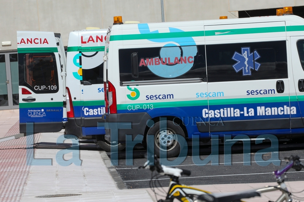Dos heridos al caer un turismo por un talud de cuatro metros