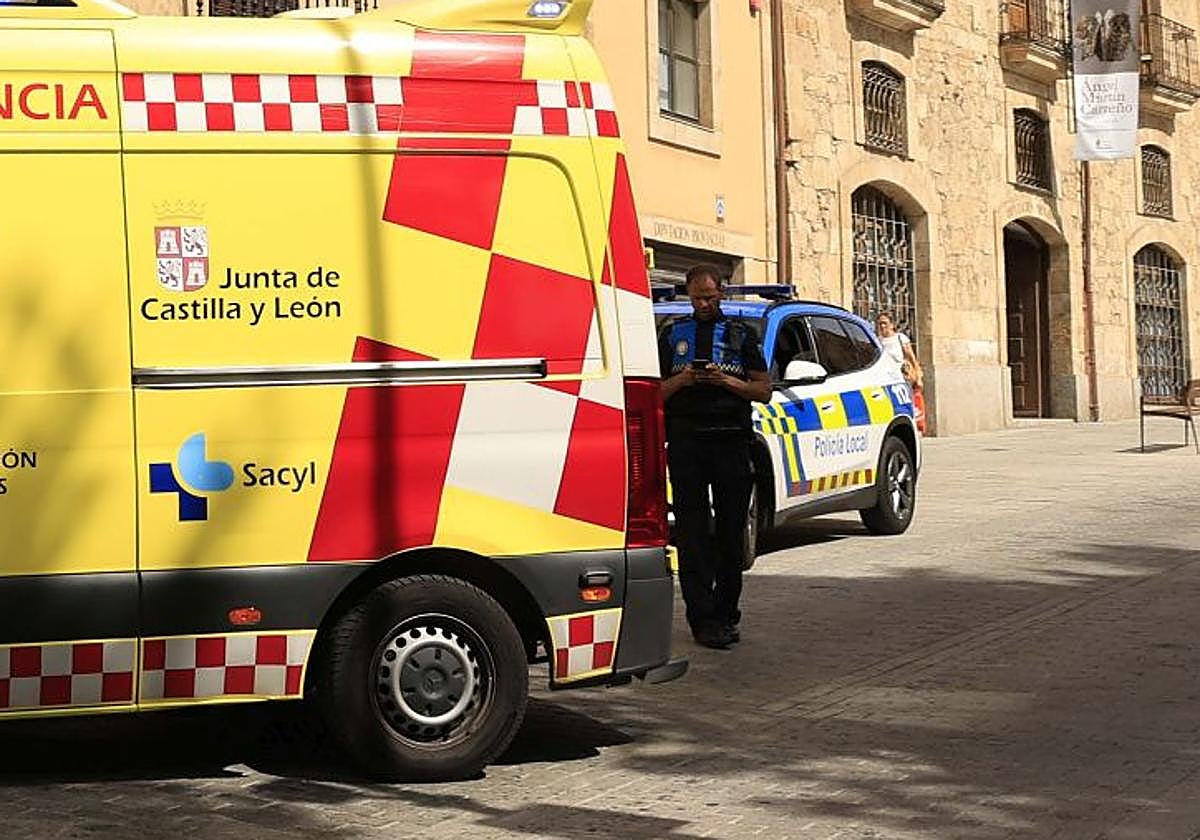 Un accidente a la puerta de un centro de salud en Salamanca deja herido a un joven motorista