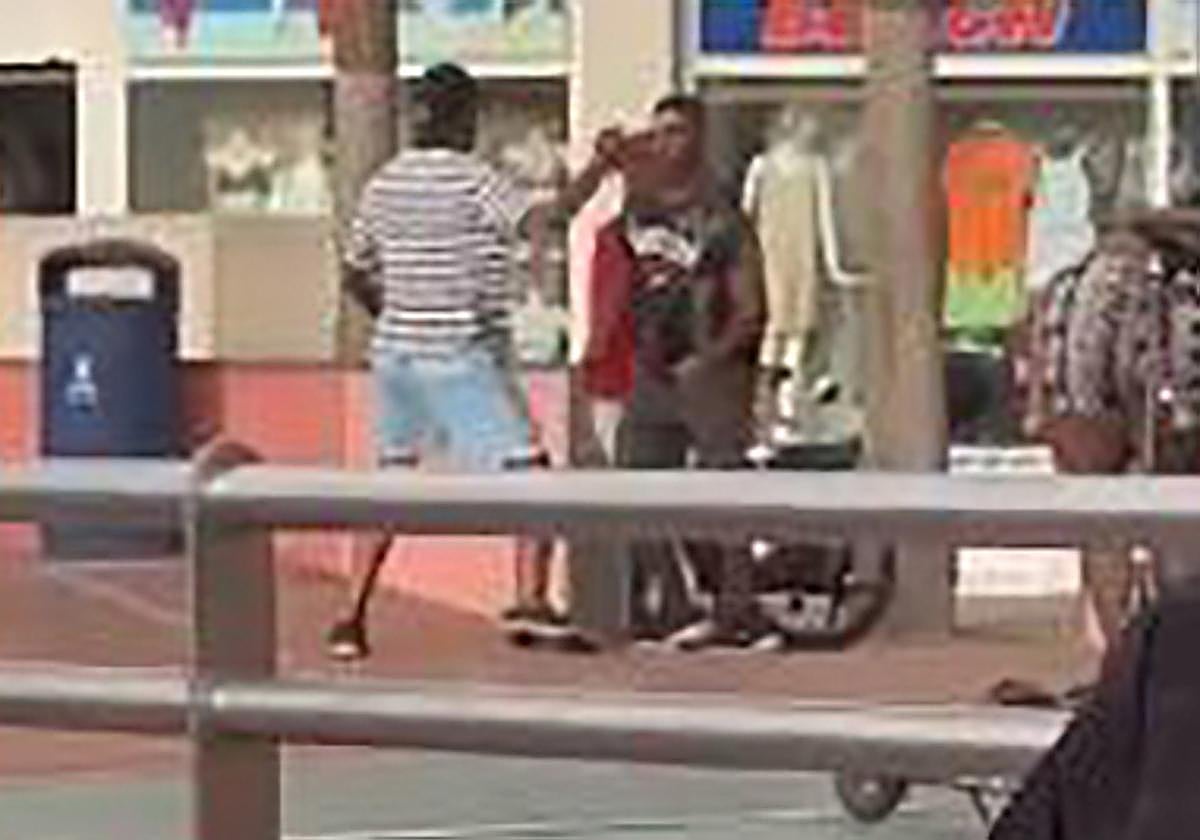 Una pelea entre dos jóvenes en el paseo de Las Canteras a plena luz del día