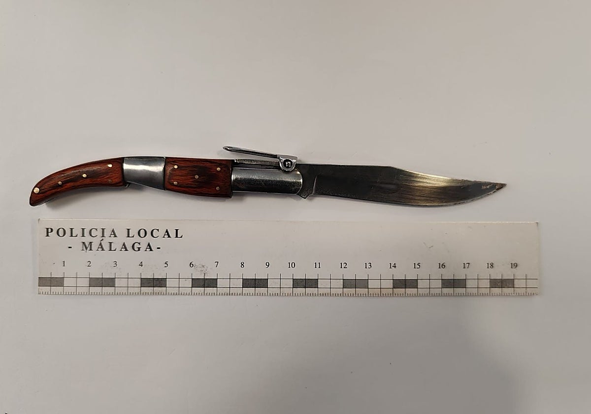 Arresto a un VTC en Málaga: circula ebrio, se empotra con un semáforo y saca una navaja a los policías