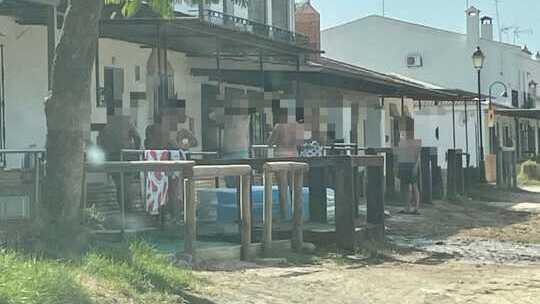 "El Rocío no es un parque acuático": crece el malestar por las piscinas en la calle
